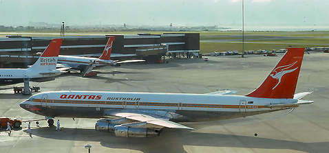 Qantas VH-EAG at Sydney Internation Airport